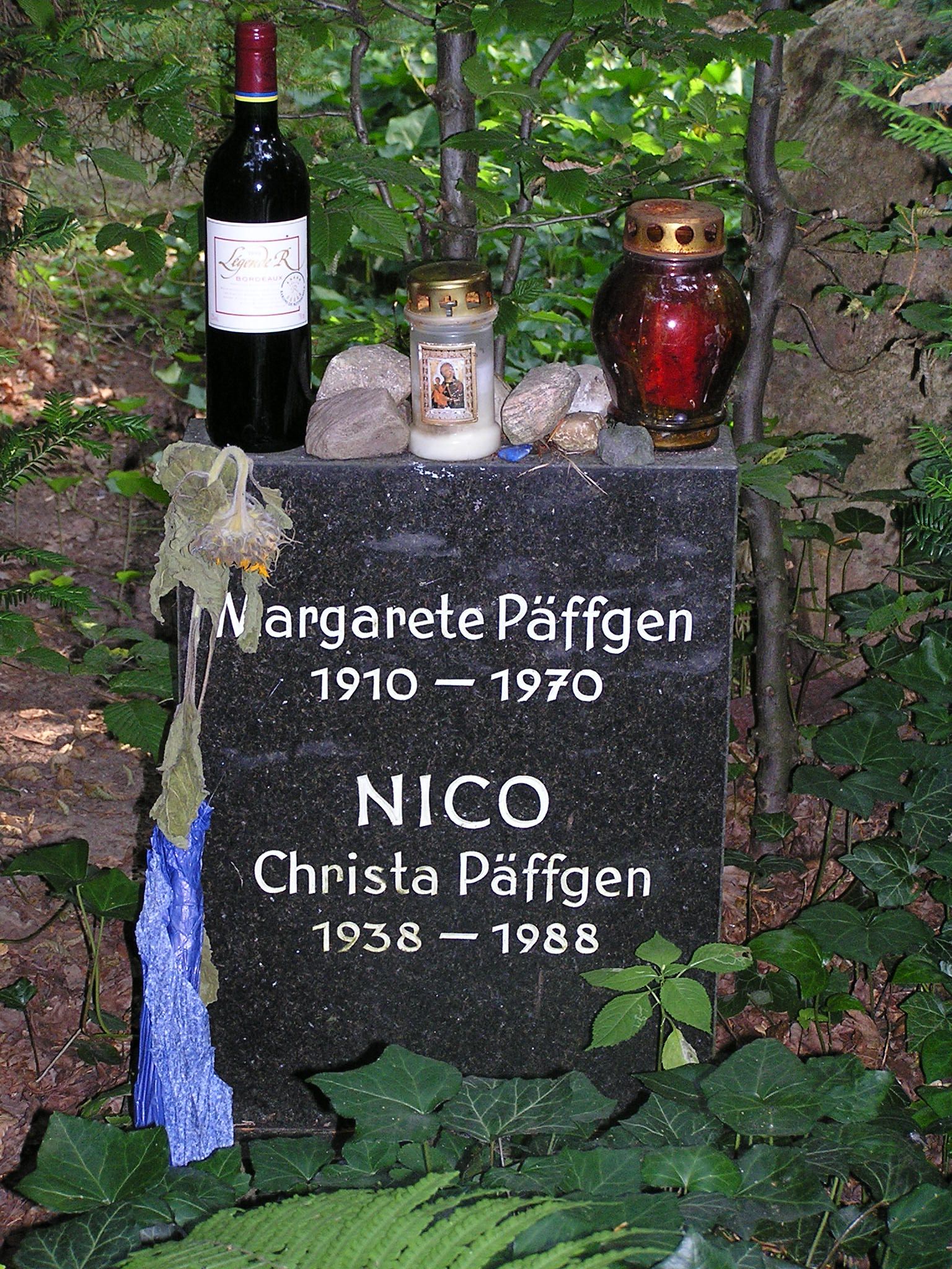 Grabstein von Nico und ihrer Mutter Margarete Päffgen